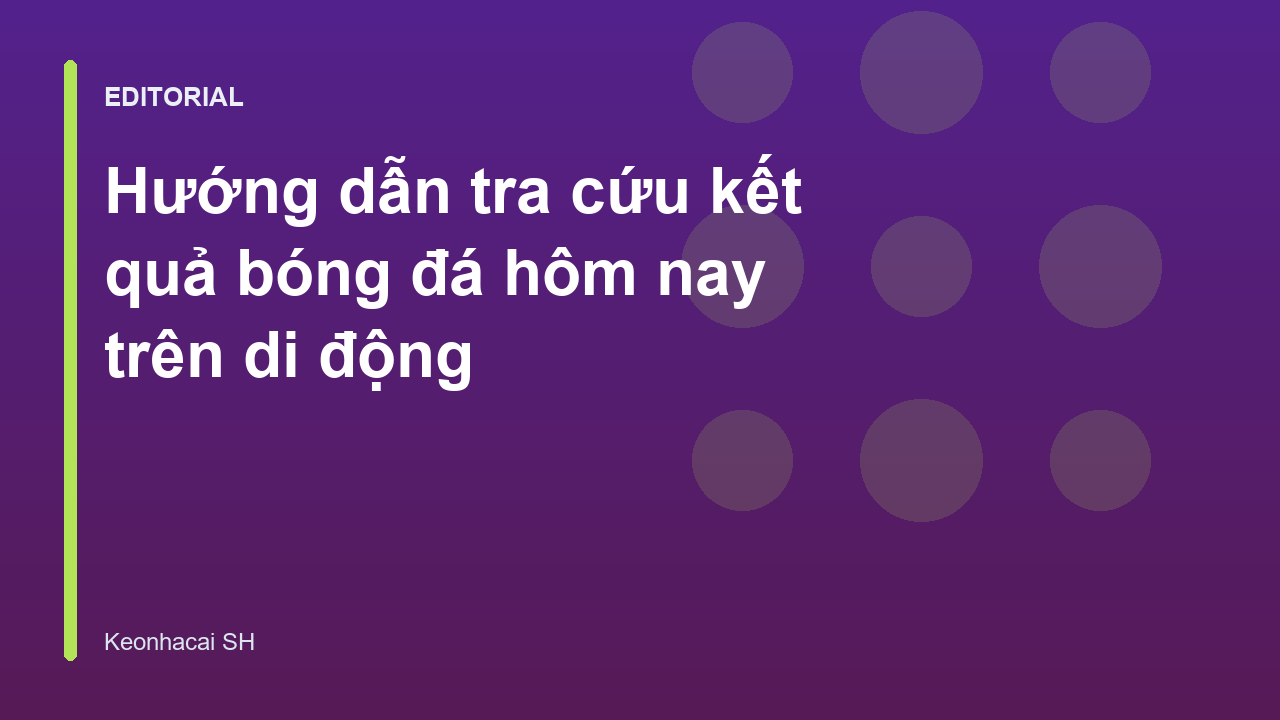 Người dùng sử dụng điện thoại tra cứu kết quả bóng đá